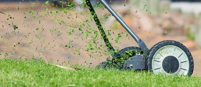 Koszenie toru wodnego na polu golfowym